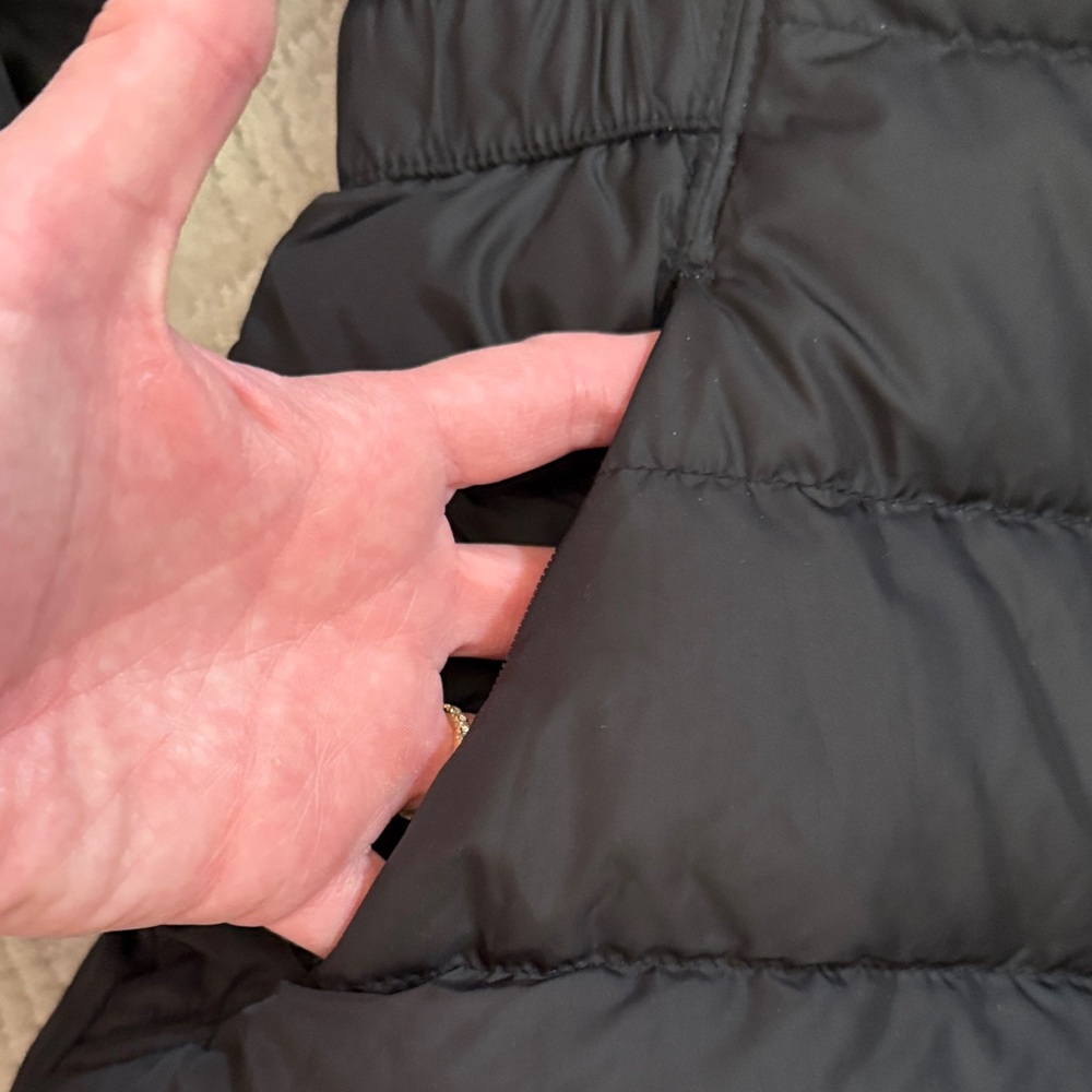 The North Face Women's Classic Black Puffer Jacket - Picture 4 of 9